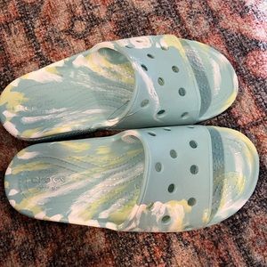 Marbled crocs classic slides